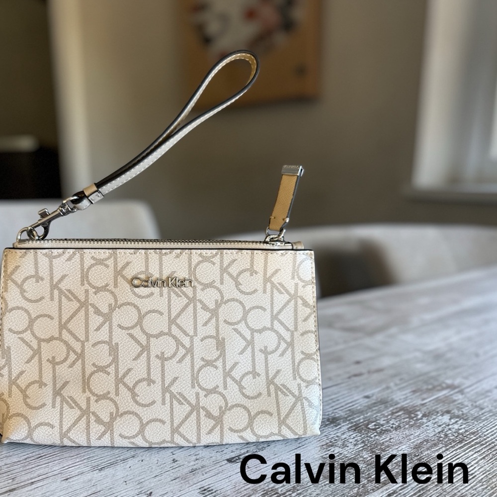 Calvin Klein
Calvin Klein Gray Geometric Wristlet with Silver Accents NWOT